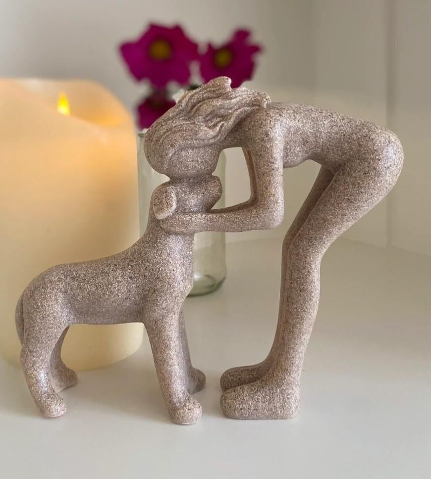 Beeldje vrouw met hond van Lieve Saar, Verzamelen, Beelden en Beeldjes, Verzenden, Nieuw, Dier