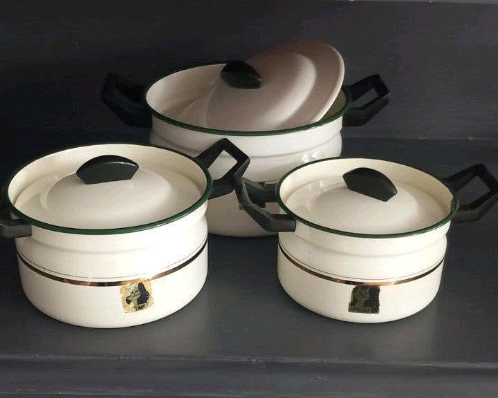 3 emaille pannen  merk Kat beige met groene bies en goud, Antiek en Kunst, Ophalen of Verzenden
