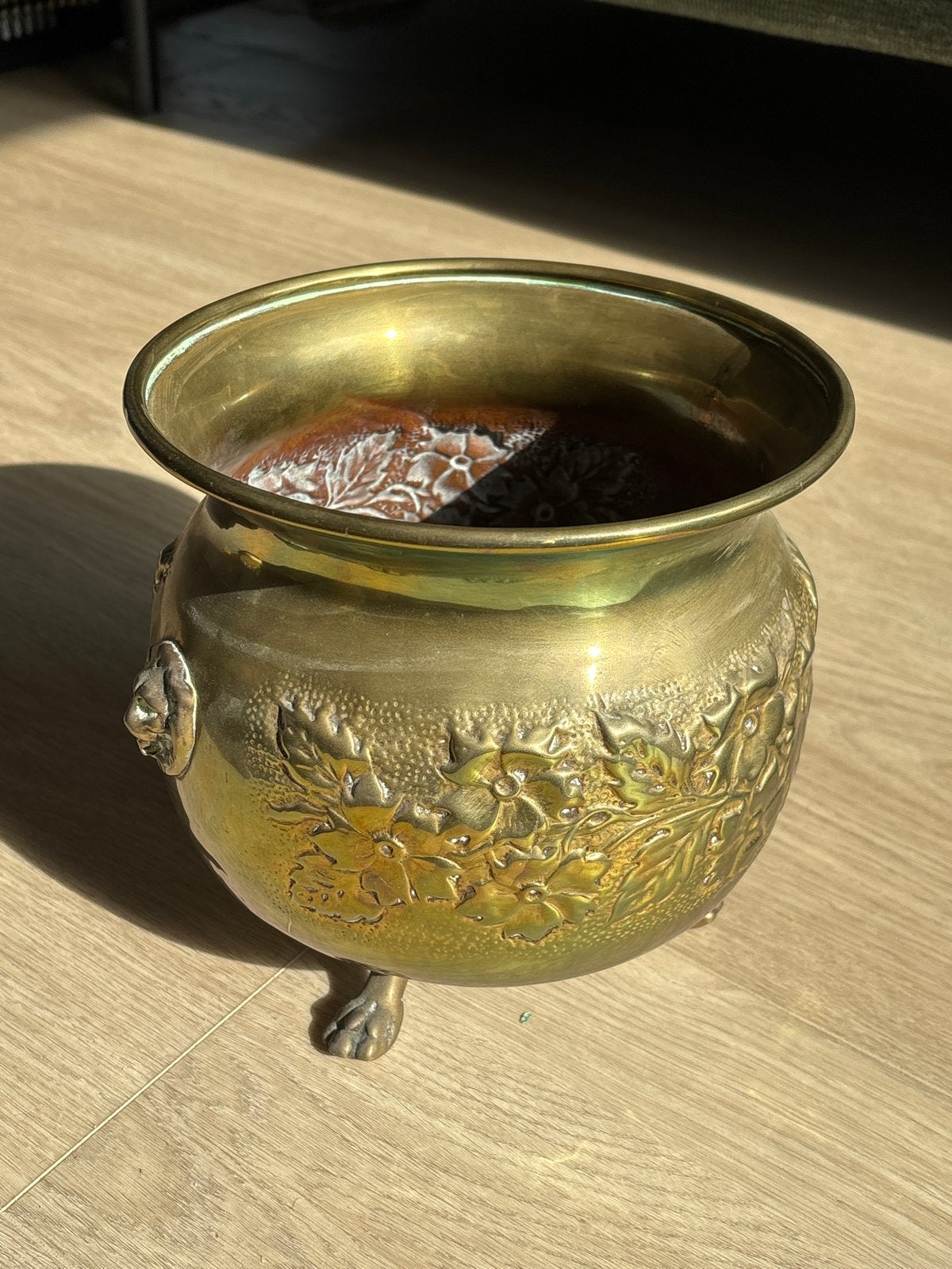 Antieke bloempot met reliëfdecoratie, Ophalen