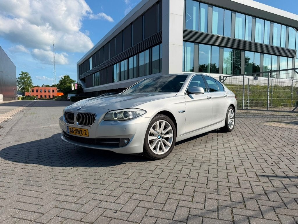 BMW 5-Serie 2.0 520I AUT 184 PK Sedan 2012 Grijs, Auto's, BMW, Euro 5, Zwart, 4 cilinders, 2000 kg