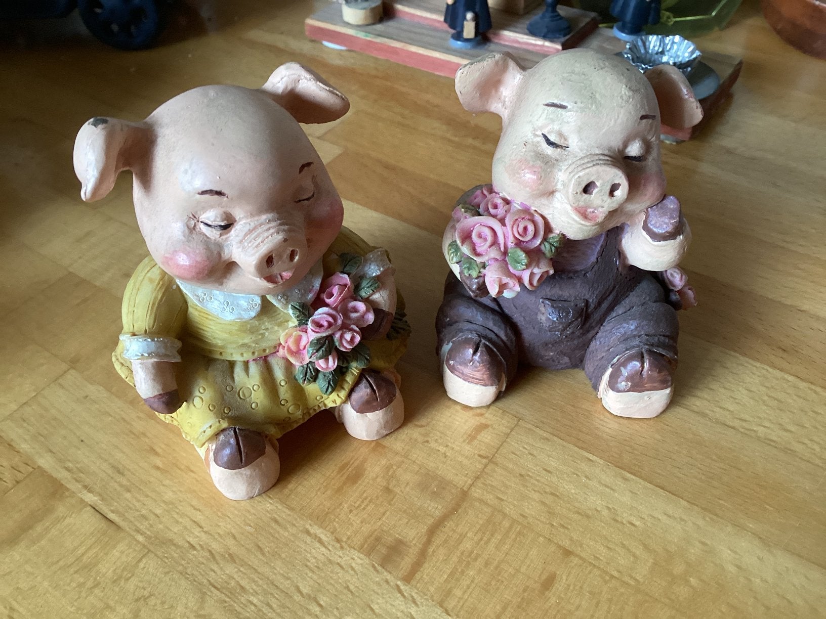 Varkens met boeket // hoog 6.5 cm  2 stuks, Ophalen of Verzenden, Zo goed als nieuw, Dier