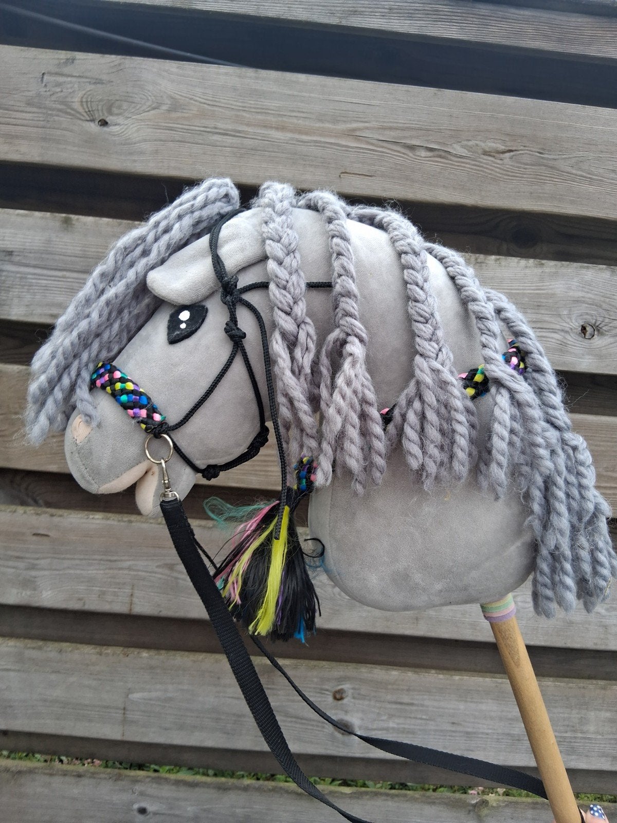 Hobbyhorse grijs met kleurrijke hoofdstel nekrope, Ophalen of Verzenden, Gebruikt, Jongen of Meisje