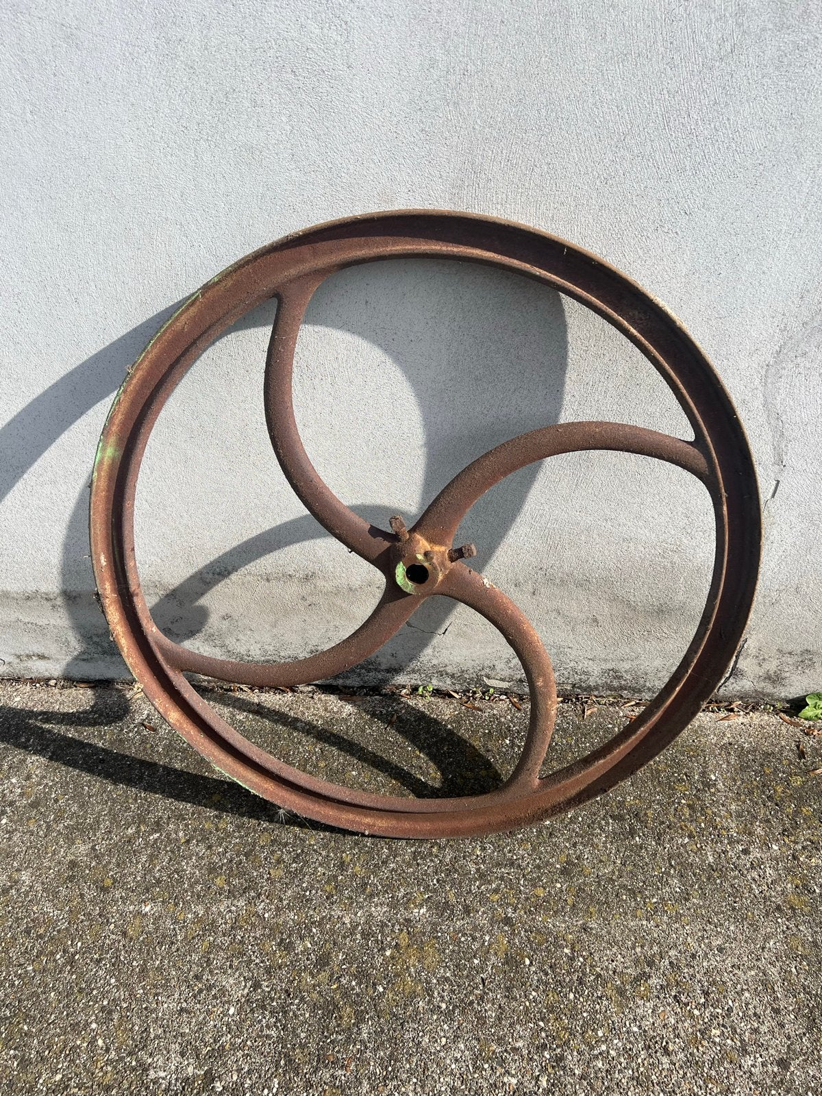 Antiek gietijzeren wiel - decoratief of functioneel, Ophalen