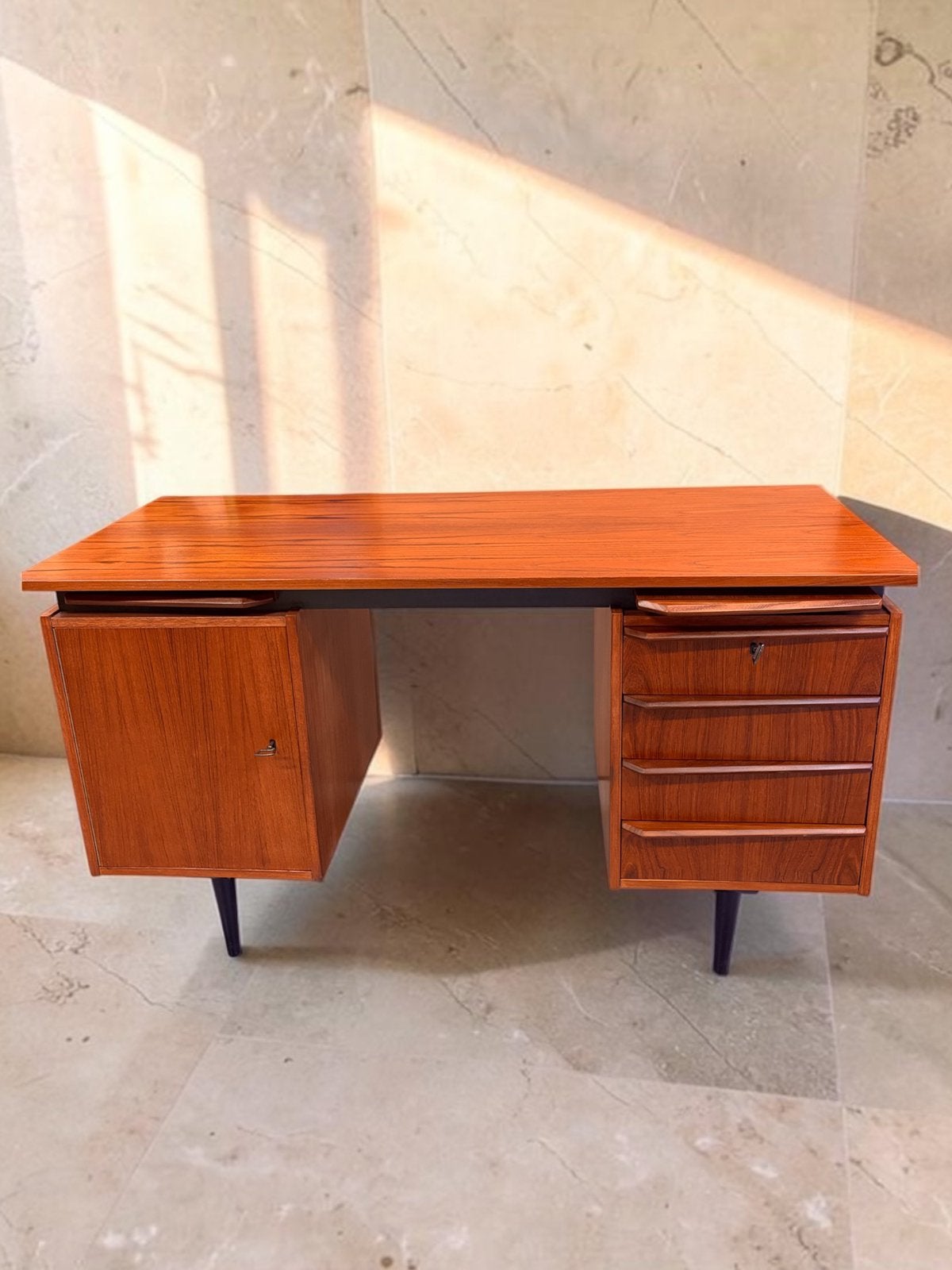 Bureau van Cees Braakman voor Pastoe, jaren ‘60, Met lades, Gebruikt, 135 cm, Hout