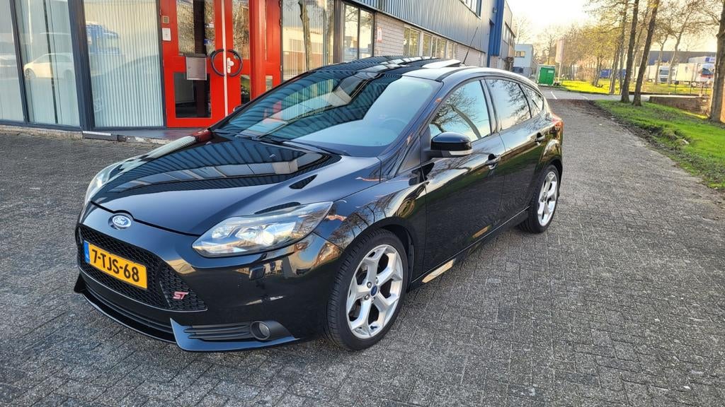 Ford Focus St 2.0 Ecoboost 250pk st-3 5DRS 2014 Zwart dakje!, 4 cilinders, Zwart, Bedrijf, Handgeschakeld