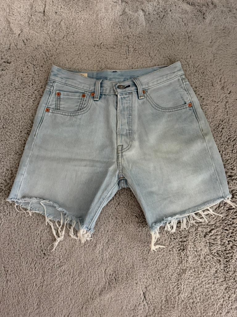 Levi's 501 Ripped Denim Shorts - Maat 28, Ophalen of Verzenden, Zo goed als nieuw, Maat 46 (S) of kleiner, Blauw