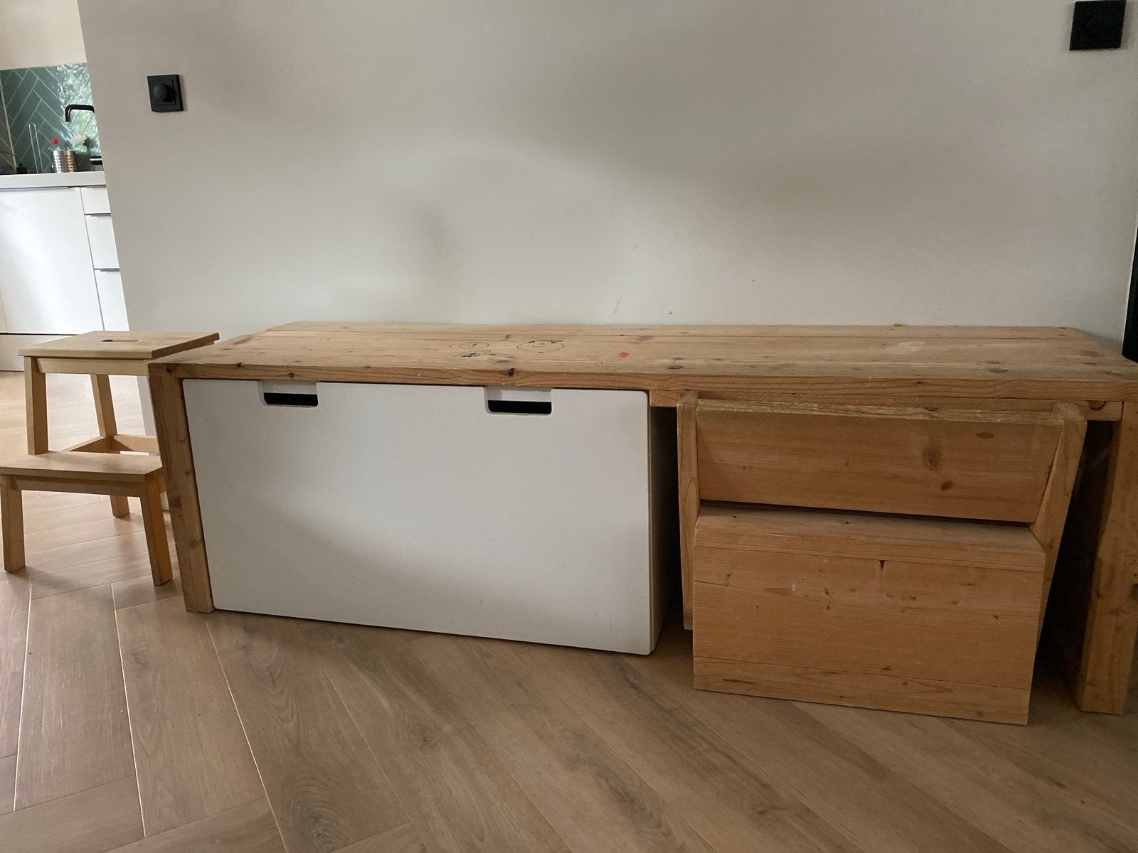 Gratis Houten bankje met opbergruimte en krukje, Antiek en Kunst, Ophalen