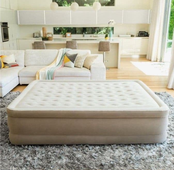Intex Queen Ultra Plush Luchtbed met Ingebouwde Pomp, Caravans en Kamperen, Ophalen, Ingebouwde pomp, Zo goed als nieuw, 2-persoons