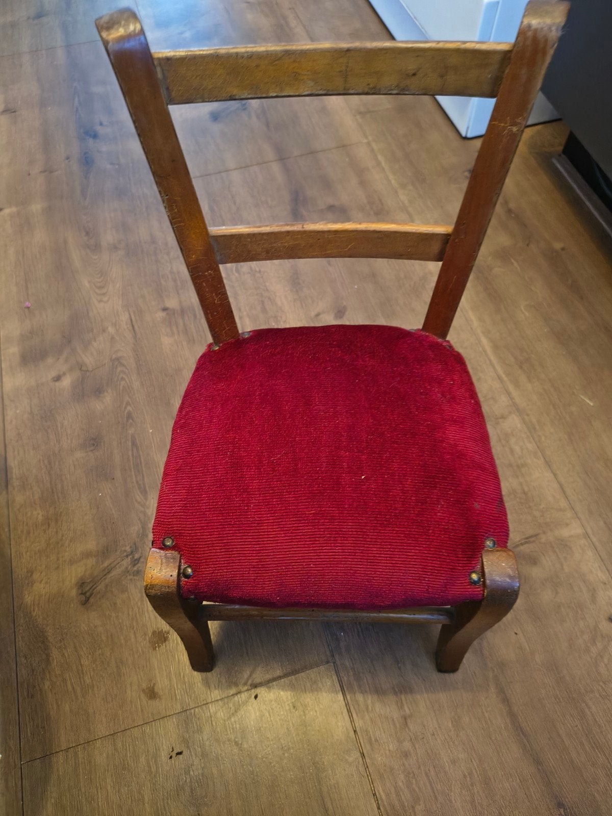 Vintage kinderstoel / poppenstoel met rode zitting, Ophalen