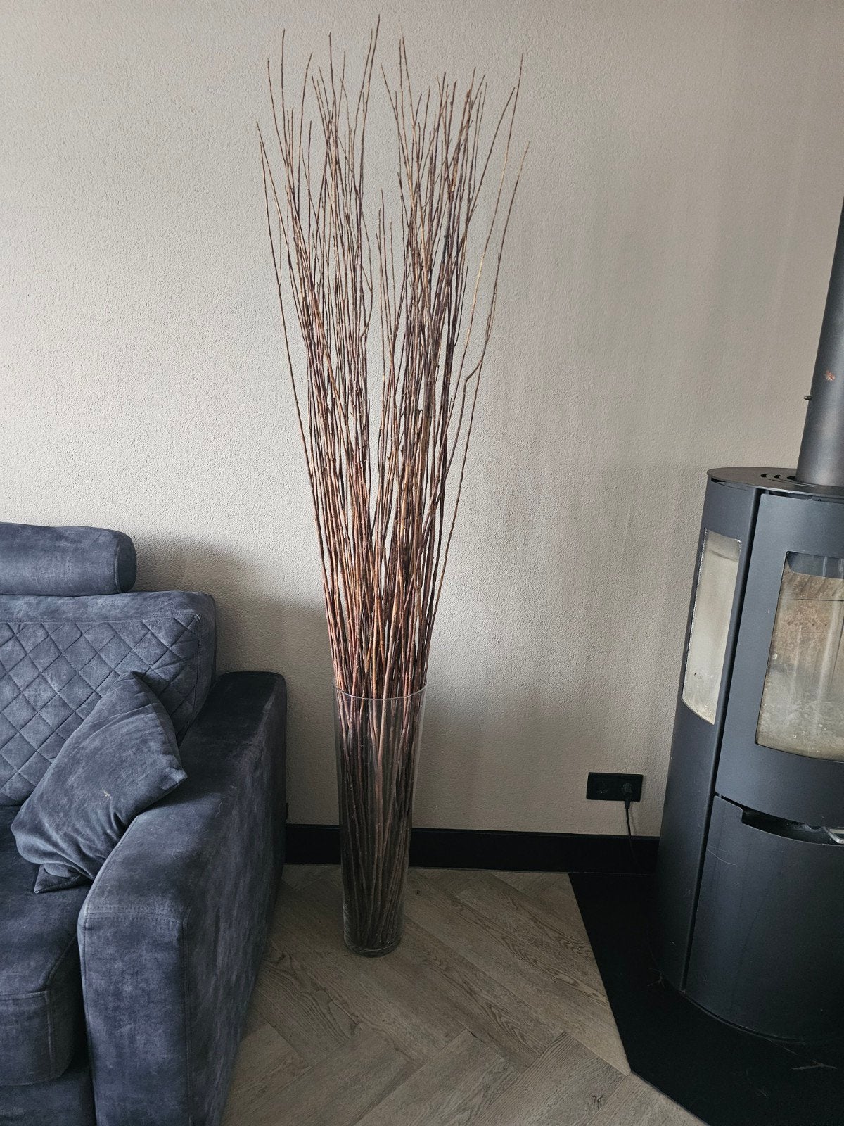 Grote glazen vaas met decoratieve takken, Huis en Inrichting, Woonaccessoires | Vazen, Gebruikt, Transparant, Inclusief decoratie