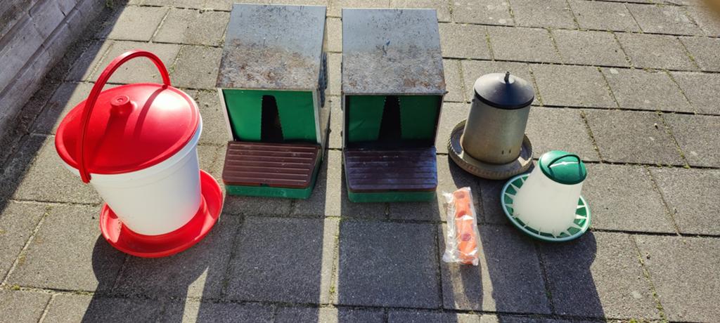 2 voerbakken, 2 legbakken, drinkbak snoe speeltje, Dieren en Toebehoren, Pluimvee, Meerdere dieren, Kip