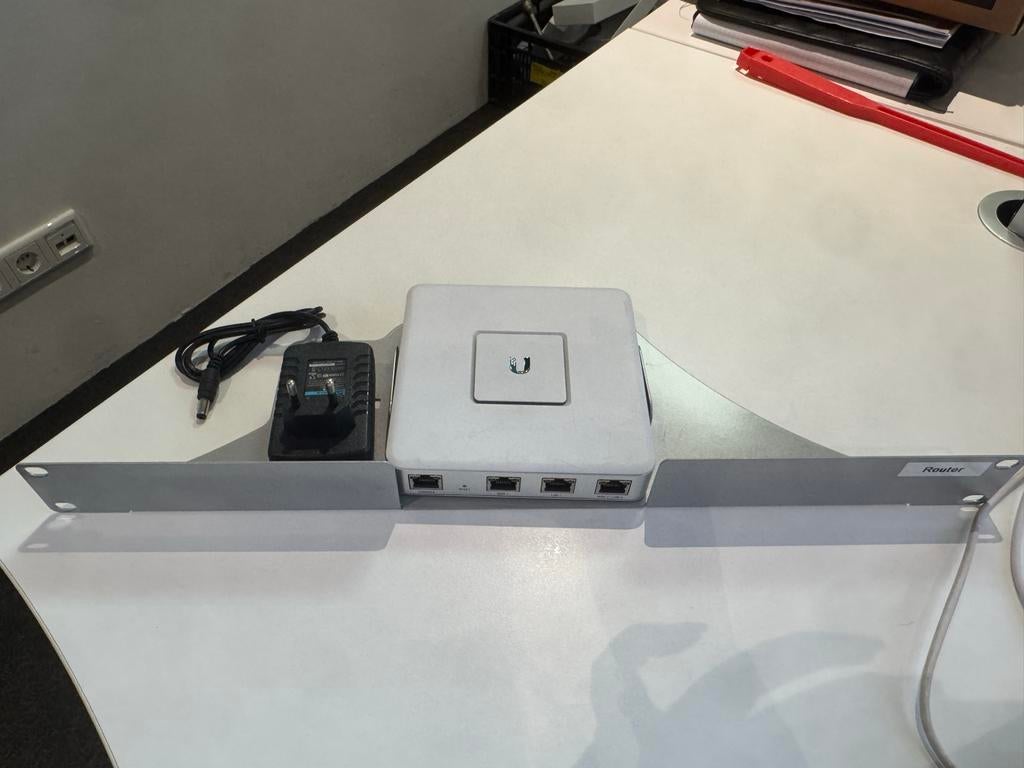 Ubiquiti UniFi Security Gateway USG +  19inch Rack mount, Computers en Software, Ophalen of Verzenden, Zo goed als nieuw