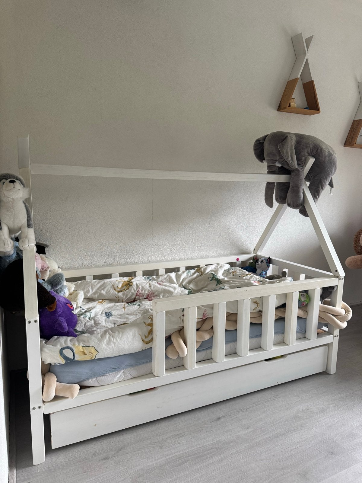 Peuterbed met matras en opberglade - Wit houten huisbed, Kinderen en Baby's, Gebruikt, 70 tot 85 cm, Ophalen of Verzenden, Lattenbodem