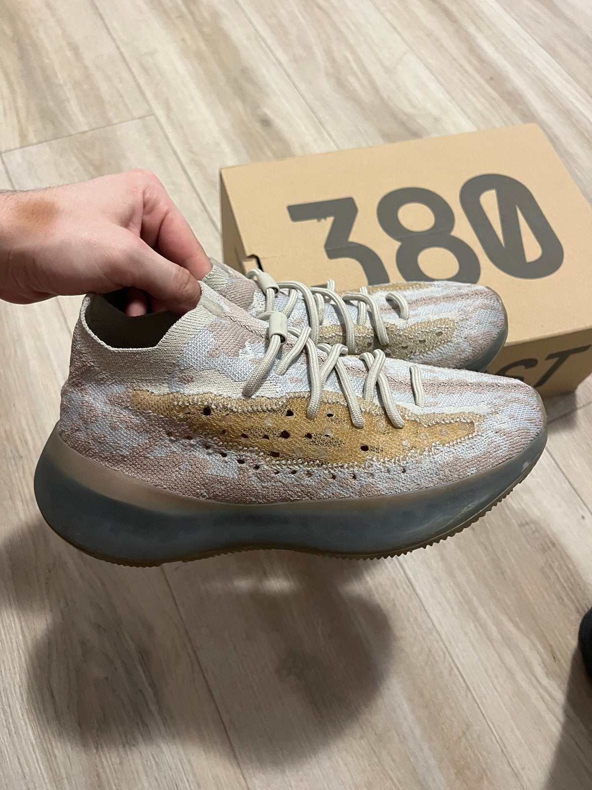 Yeezy Boost 380 - Zeer goede staat | 42, Ophalen of Verzenden, Zo goed als nieuw, Overige kleuren, Sneakers of Gympen