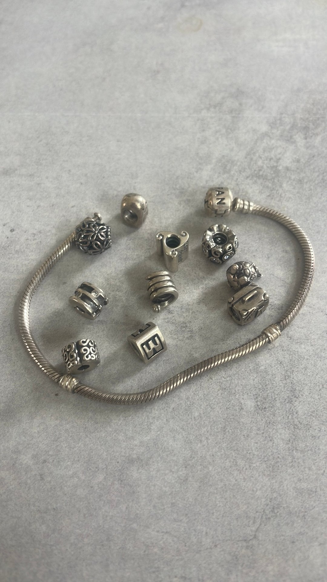 Pandora armband 20 cm met 10 zilveren bedels, Gebruikt, Pandora, Ophalen of Verzenden, 4 bedels of meer