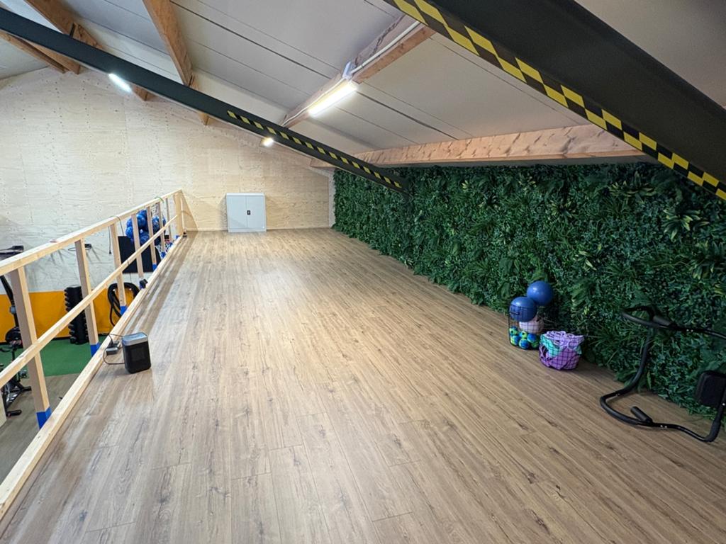 Te koop.  Houten kliklaminaatvloer 60m2, Ophalen, Bruin, Zo goed als nieuw, 50 tot 75 m²