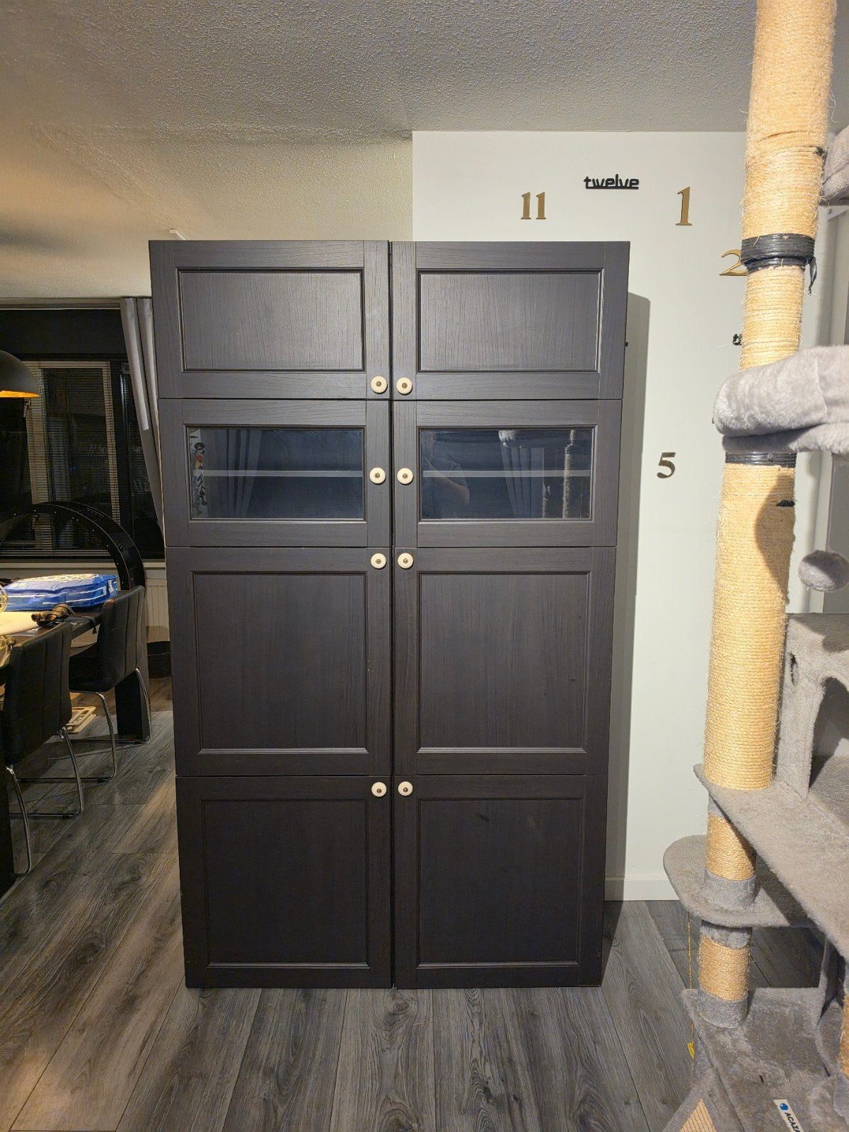 IKEA Besta wandmeubel zwartbruin met vitrine en planken, Huis en Inrichting, Ophalen, 200 cm of meer, Glas, 25 tot 50 cm