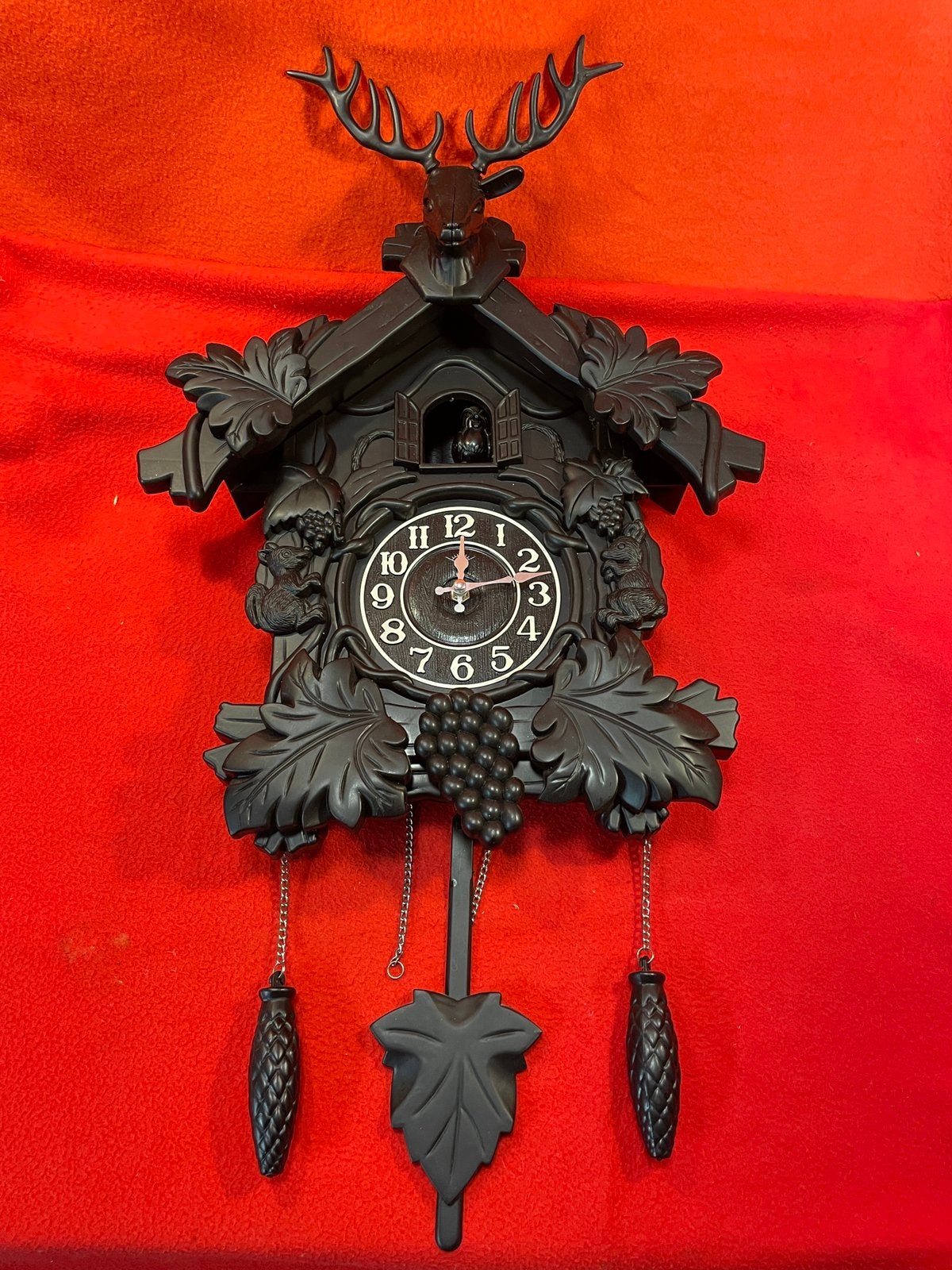 Zwarte Koekoeksklok met Hertenkop en Druiventrossen - 40x36c, Ophalen of Verzenden, Gebruikt, Analoog, Wandklok