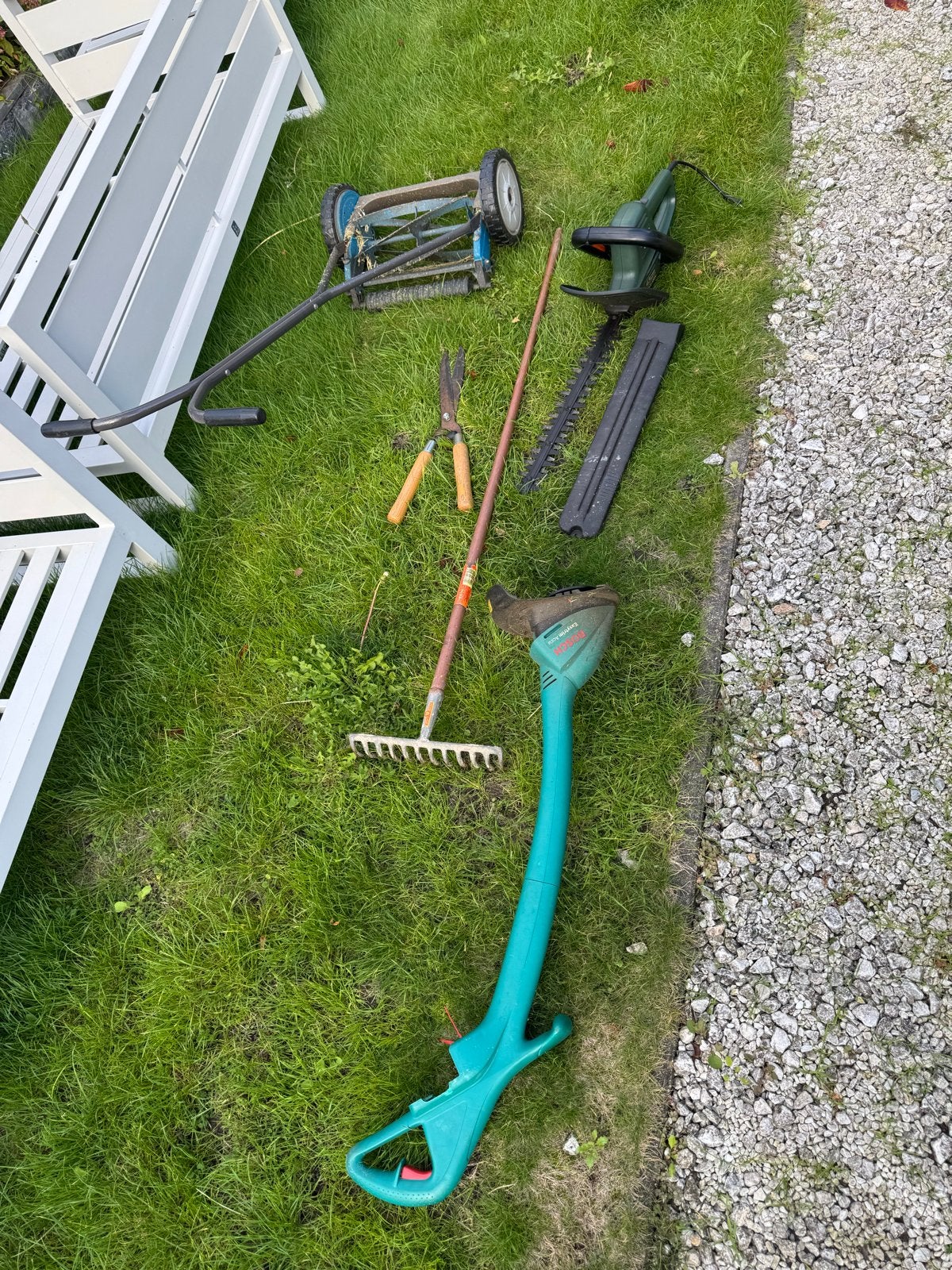 Diverse tuingereedschap: grasmaaier, heggenschaar, hark, Ophalen, Gebruikt, Hark