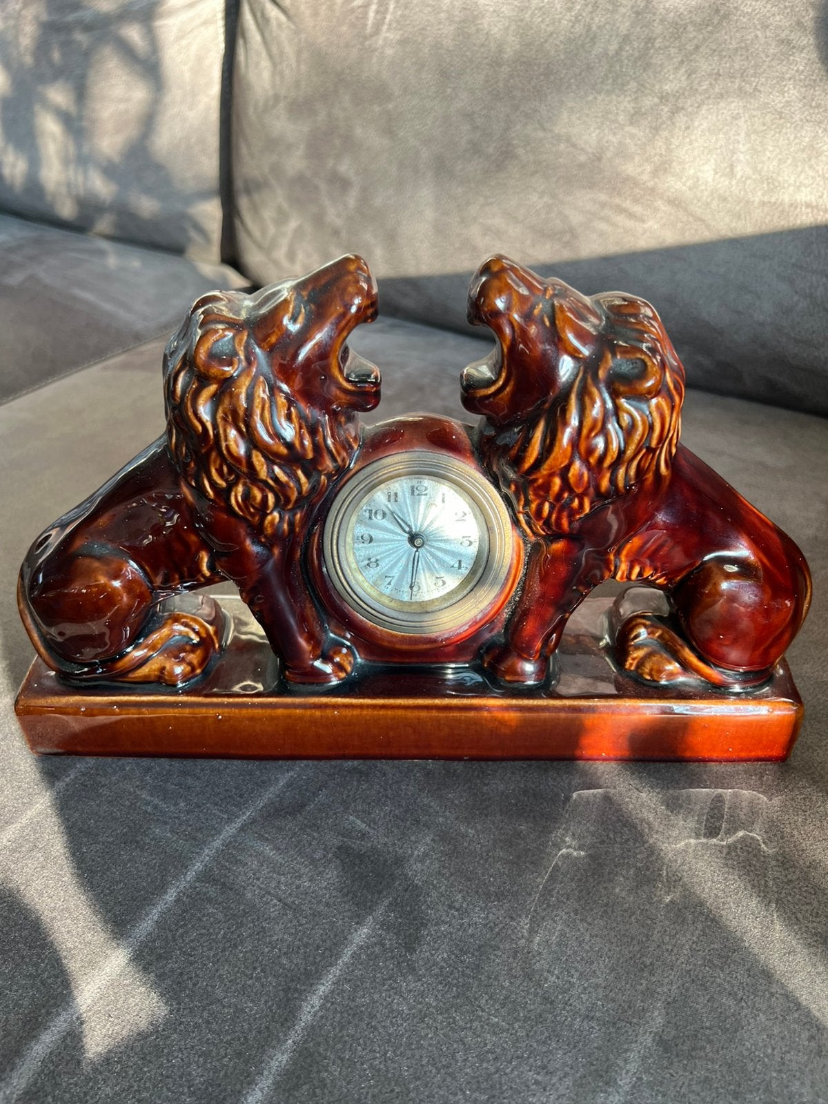 Antiek / Vintage Art Deco Keramisch Klokje met 2 Leeuwen., Ophalen of Verzenden