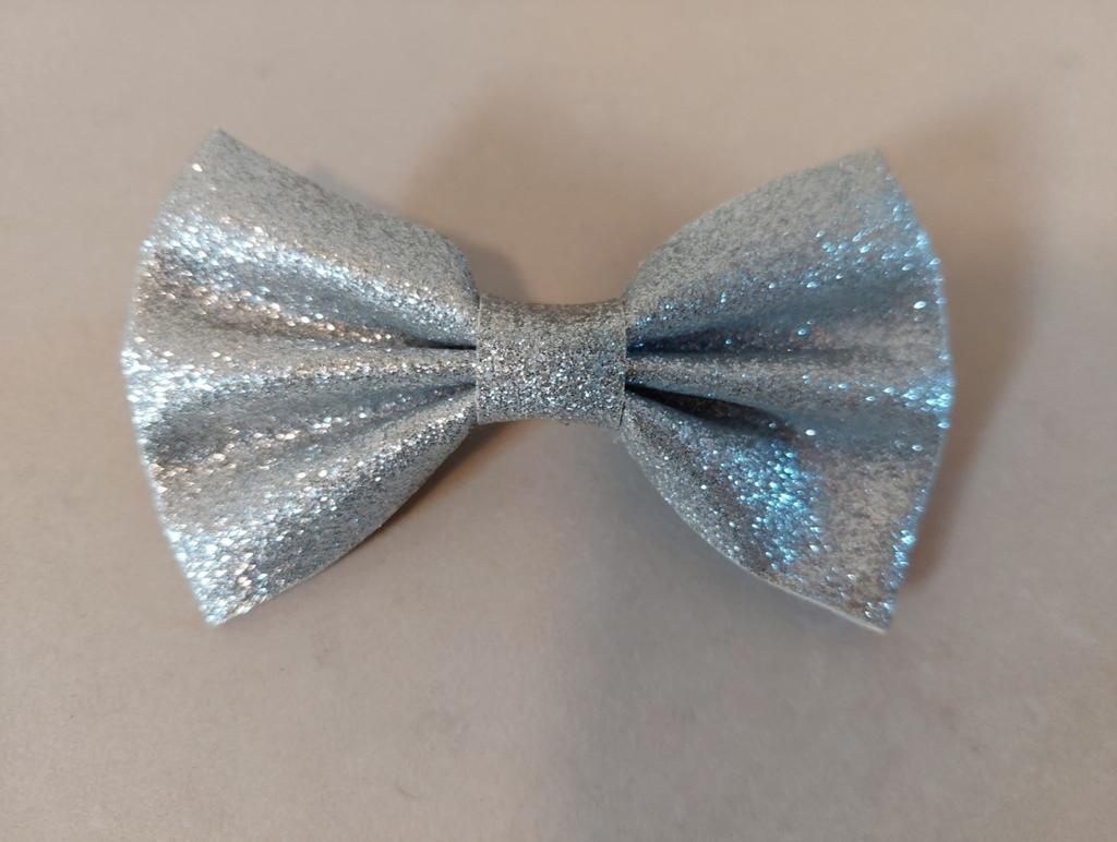 NIEUW! Zilverkleurige haarspeld/ strik, Ophalen of Verzenden, Nieuw, Haarspeld