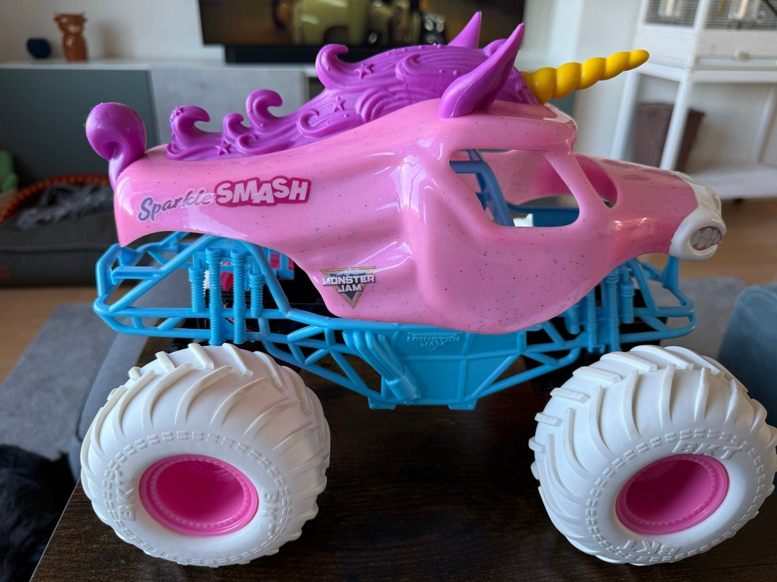 Monster Jam Eenhoorn Truck, Hobby en Vrije tijd, Modelbouw | Radiografisch | Auto's, Gebruikt, Auto offroad, RTR (Ready to Run)