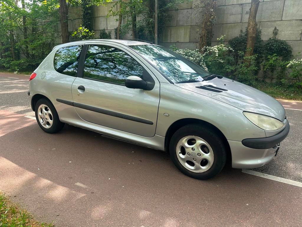 Peugeot 206 1.4 XT AUTOMAAT N.A.P 107K, Auto's, Bedrijf, 75 pk, 1100 kg, Zilver of Grijs