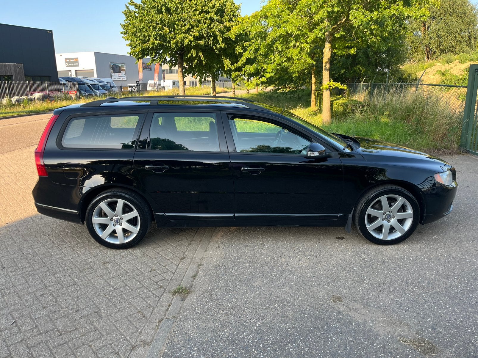 Volvo V70 2.5 T 147KW 2007 Zwart Trekhaak, Auto's, Volvo, Voorwielaandrijving, 1800 kg, Zwart, Leder en Stof