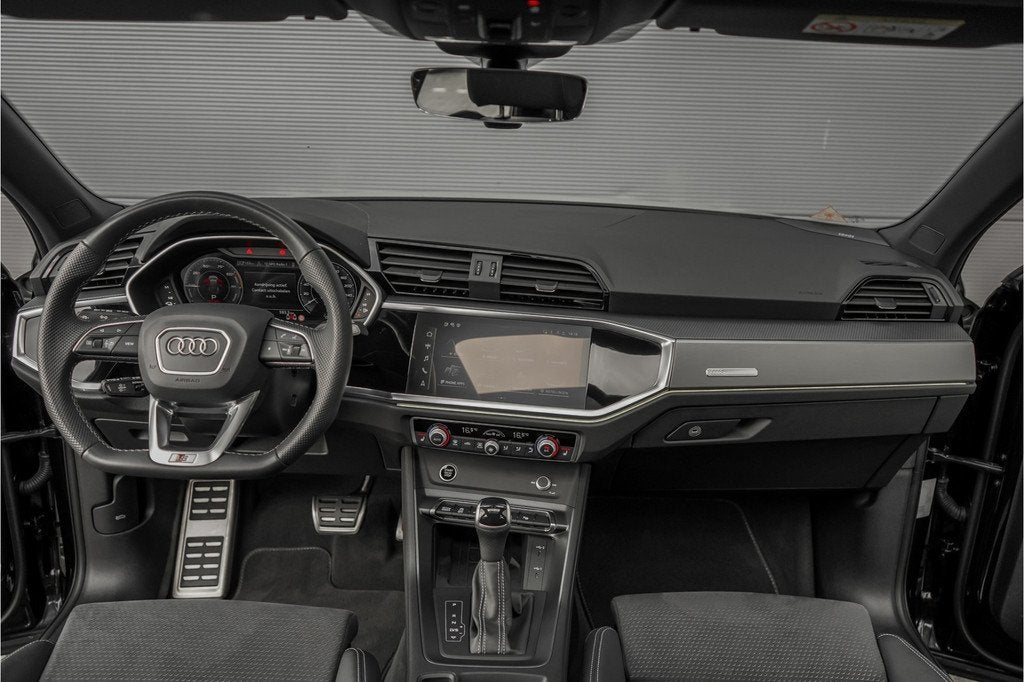 Audi Q3 Sportback 45 TFSIe S-Edition Pano ACC Trekhaak, Gebruikt, Leder en Stof, Hybride Elektrisch/Benzine, SUV of Terreinwagen