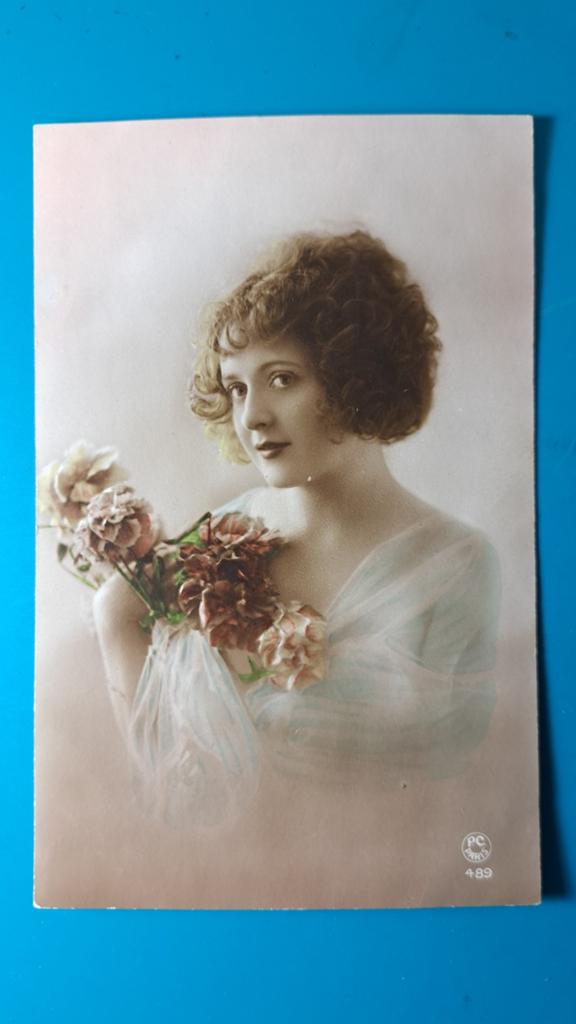 Vrouw dame model , mooie jurk, bloemen,  romantiek,  1921, Verzamelen, Ansichtkaarten | Themakaarten, Ophalen of Verzenden, 1920 tot 1940