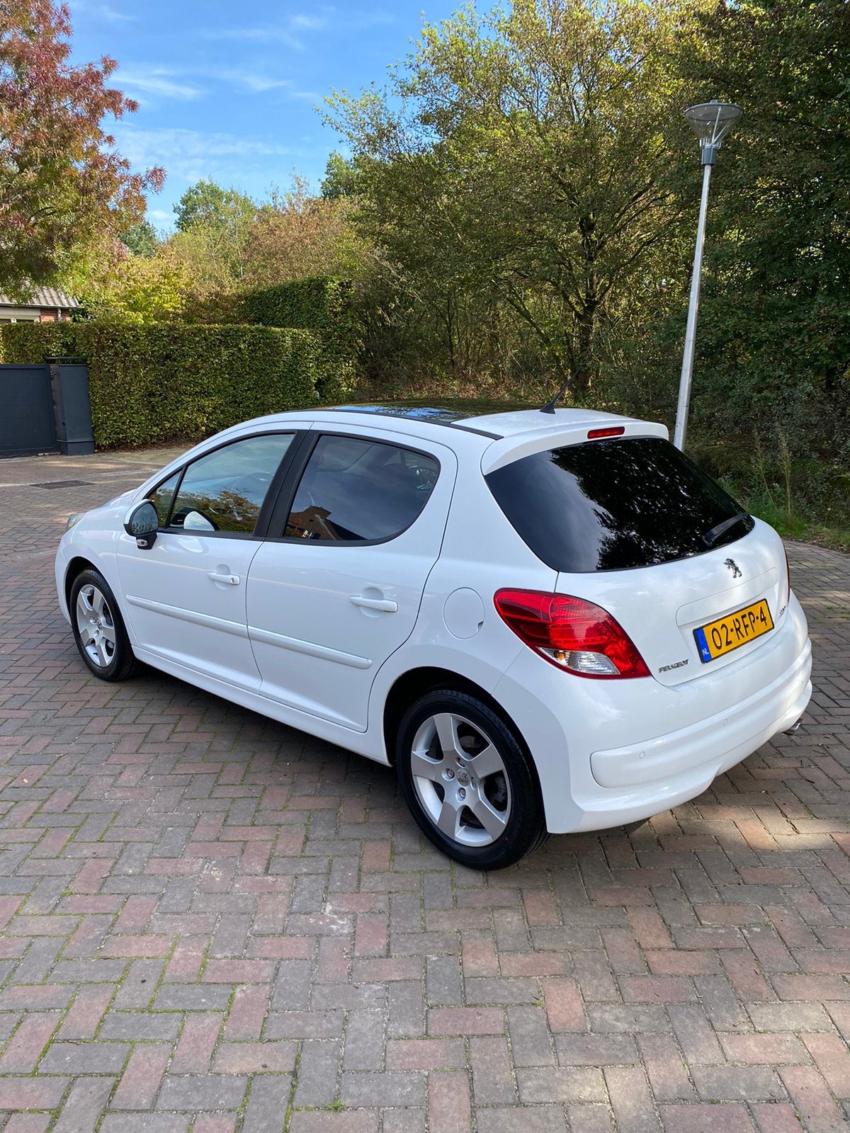 Peugeot 207 1.6 VTI 16V 5DRS 2011 Wit 6 MAANDEN GARANTIE, Voorwielaandrijving, Dealer onderhouden, Zwart, Leder en Stof