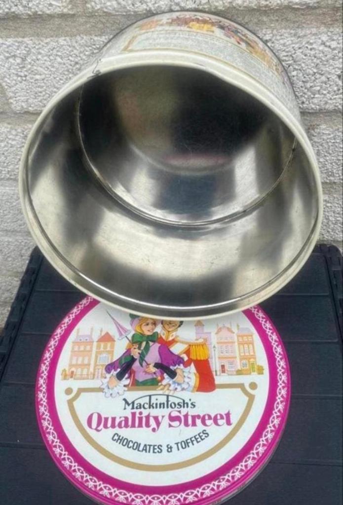 Blik Mackintosh’s Quality Street (roze/wit). Inhoud 3,5 kg, Ophalen of Verzenden, Gebruikt, Overige, Overige merken