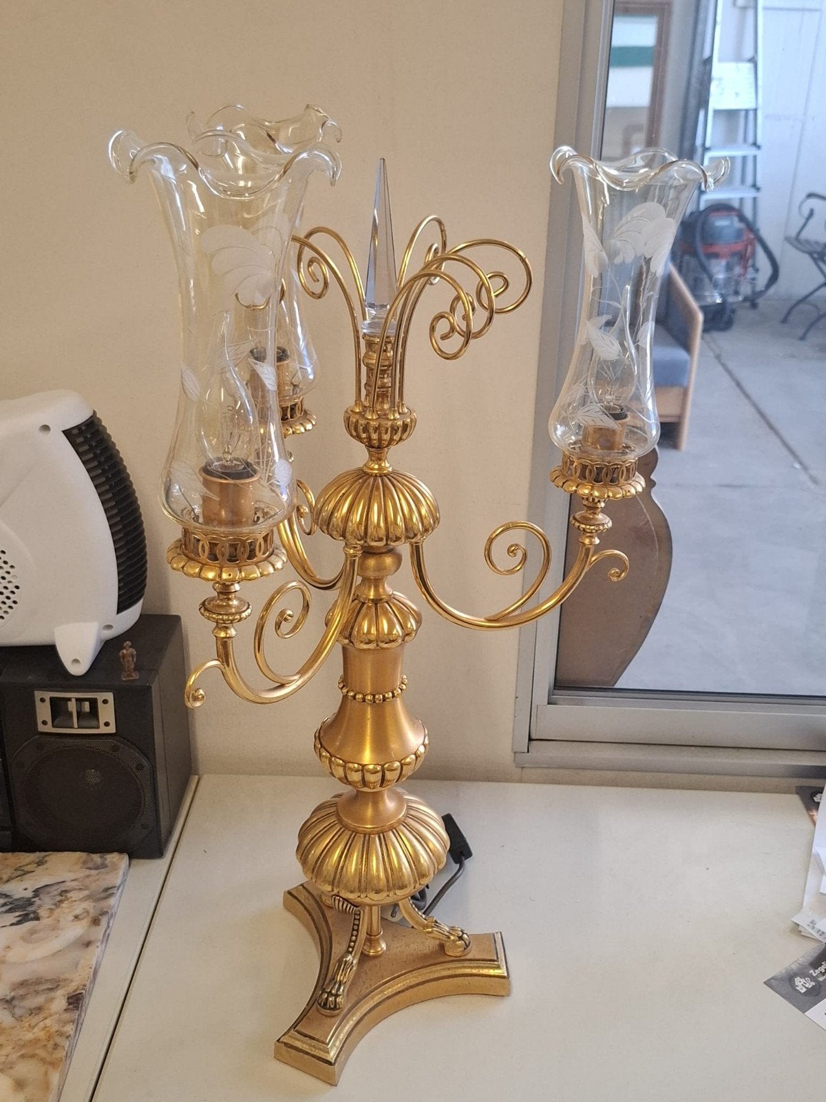 Barokke tafellamp / kandelaar met glazen kappen, Antiek en Kunst, Ophalen