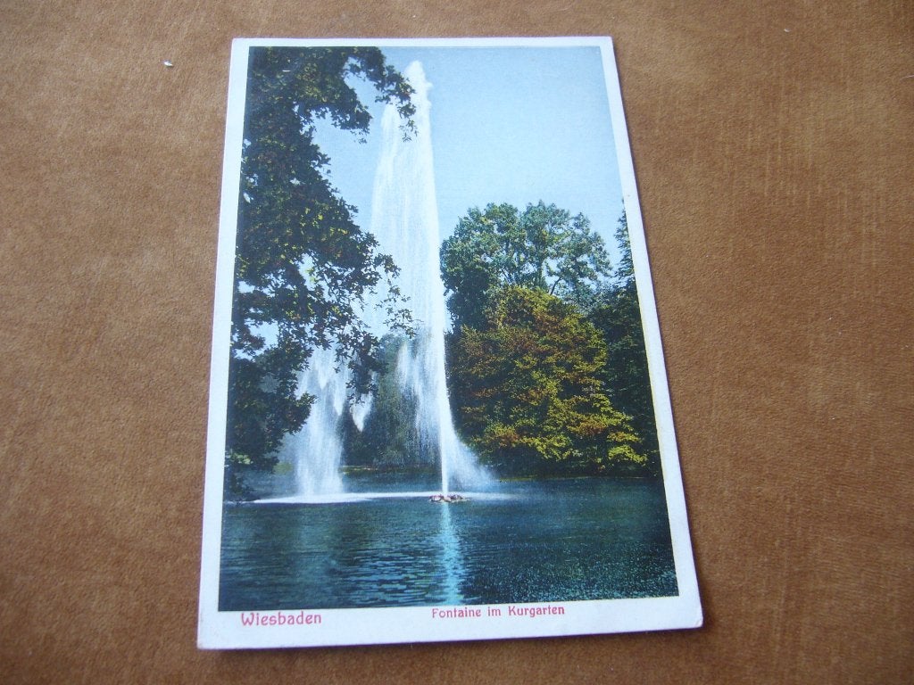DUITSLAND  =  WIESBADEN - FONTAINE IM KURGARTEN, Ophalen of Verzenden, 1920 tot 1940, Gelopen, Duitsland