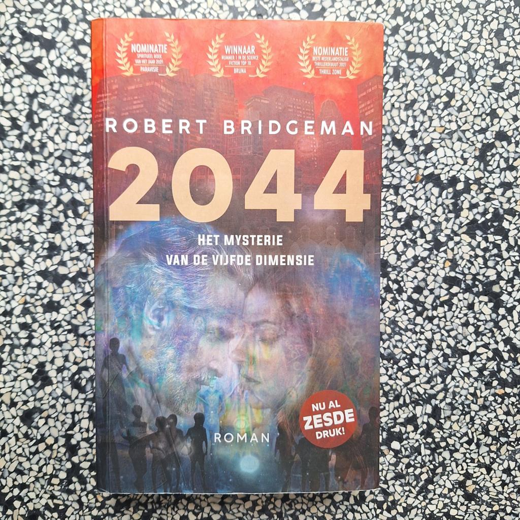 2044: Het Mysterie van de Vijfde Dimensie - Robert Bridgeman, Ophalen of Verzenden, Zo goed als nieuw, Robert Bridgeman, Nederland