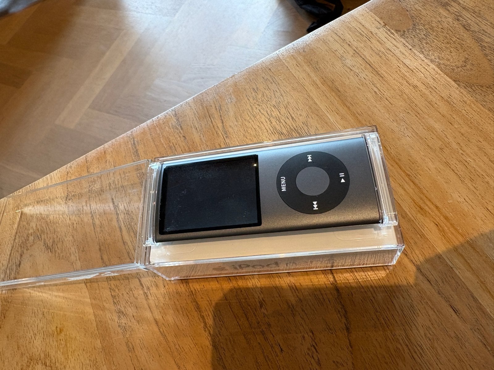 iPod nano 8GB Zwart (2011) - Werkt alleen via lader, Zwart, Ophalen of Verzenden, Niet werkend, Nano