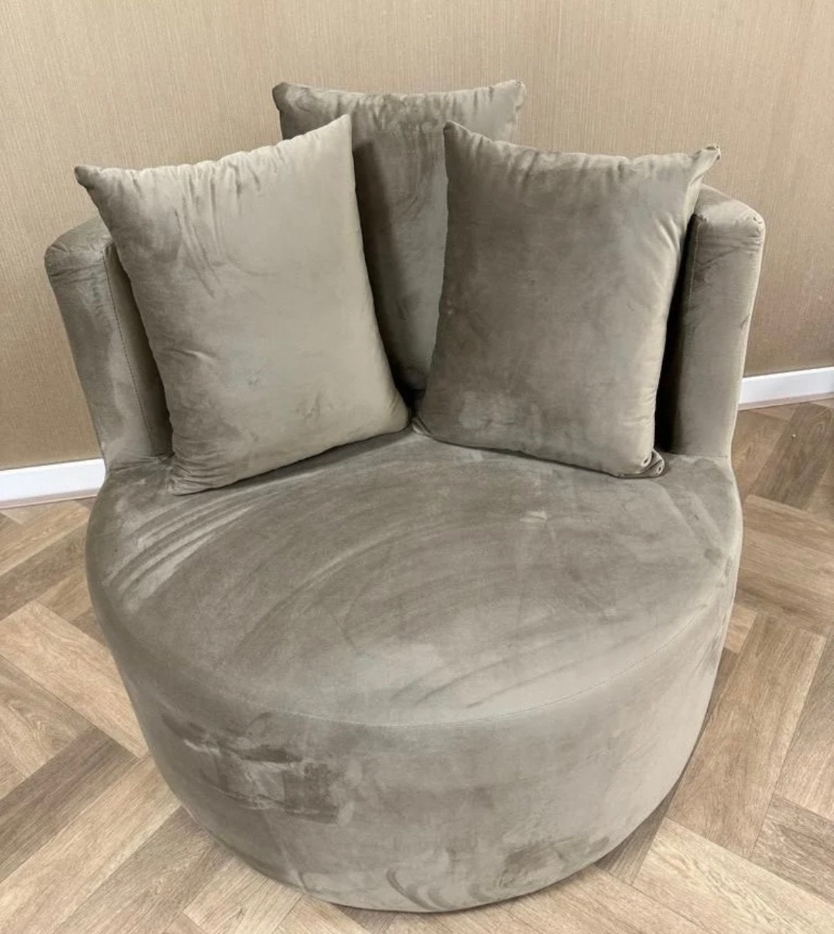 Comfortabele Taupe Fluweel Loveseat, Ophalen, Tweepersoons, 75 tot 100 cm, Zo goed als nieuw