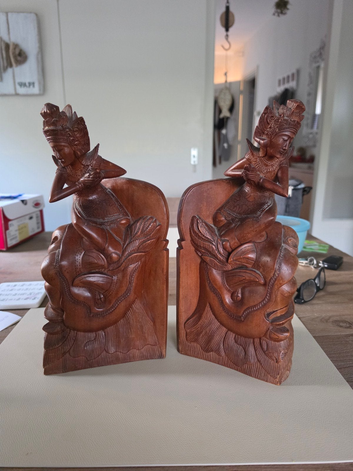 Massief houten boekensteunen, handgesneden uit Indonesië, Antiek en Kunst, Overige onderwerpen, Houtsnijwerk, Ophalen of Verzenden