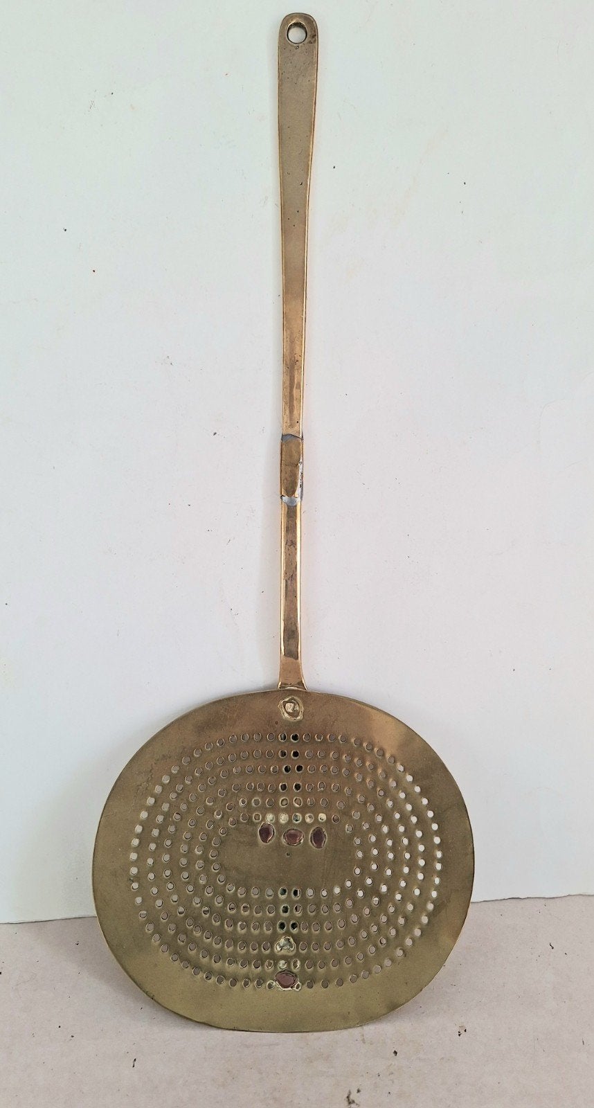 Antieke gepolijst messing schuimspaan met geperforeerd blad., Antiek en Kunst, Ophalen of Verzenden