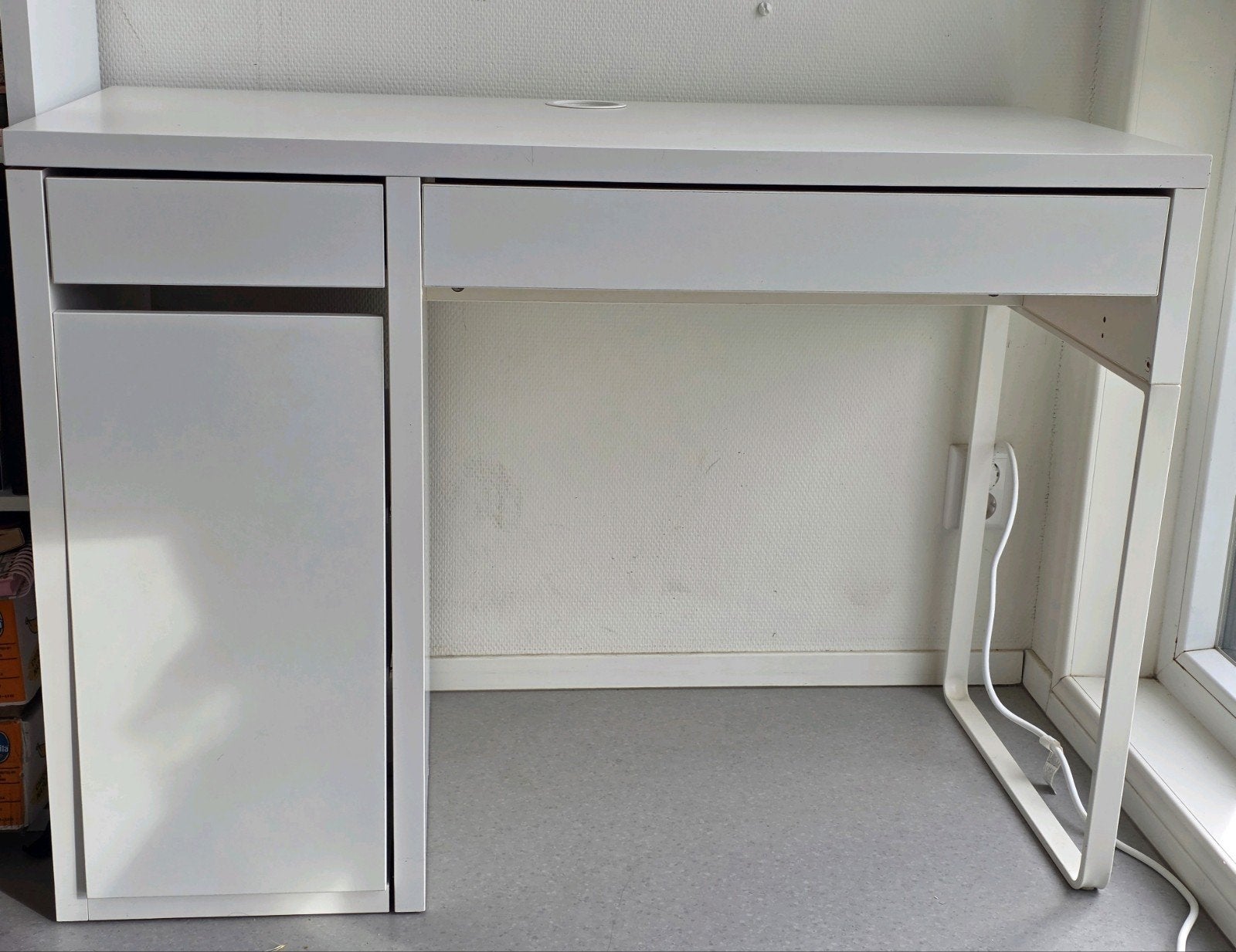 Wit bureau te koop in nette staat., Huis en Inrichting, Bureaus, Gebruikt, Hout, 50 cm, Ophalen of Verzenden