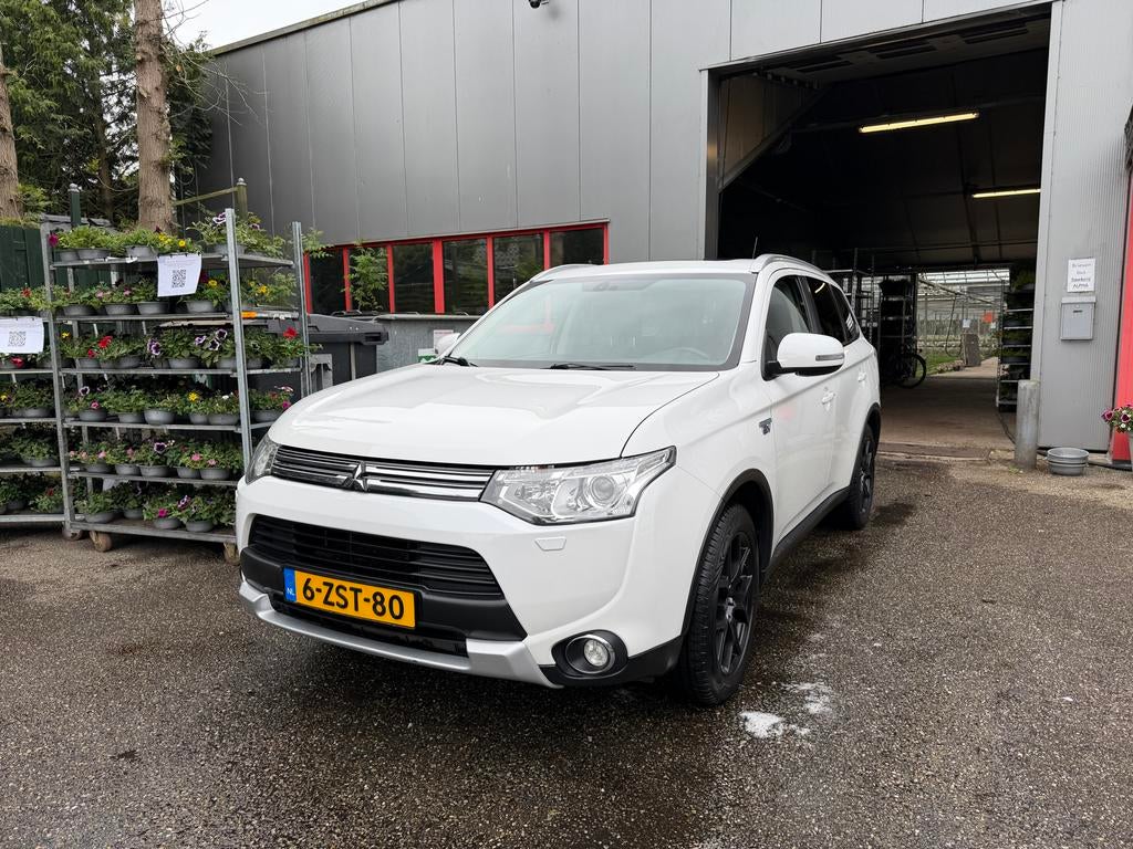 Mitsubishi Outlander 2.0 Phev 4WD CVT 5P 2015 Wit Instyle, Auto's, 1998 cc, Outlander, Wit, Vierwielaandrijving