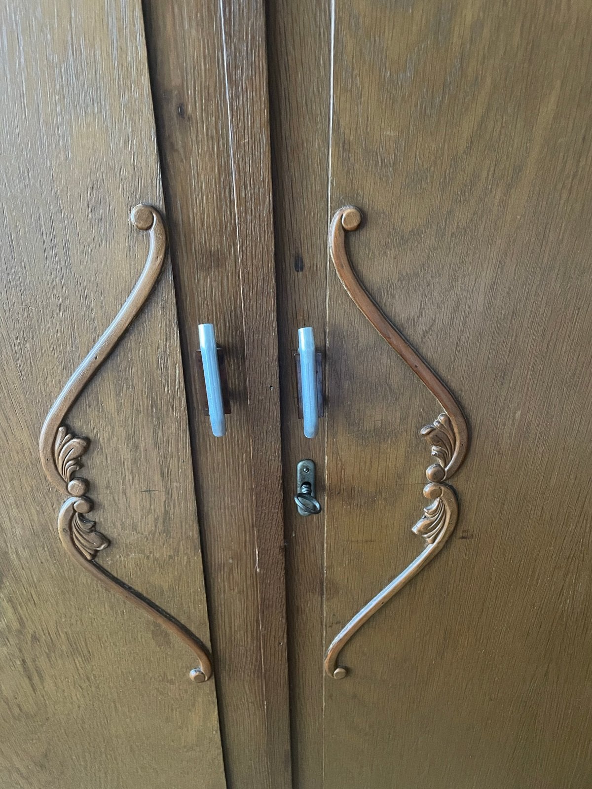 Vintage houten kledingkast met lade en sierlijke handvatten, Ophalen