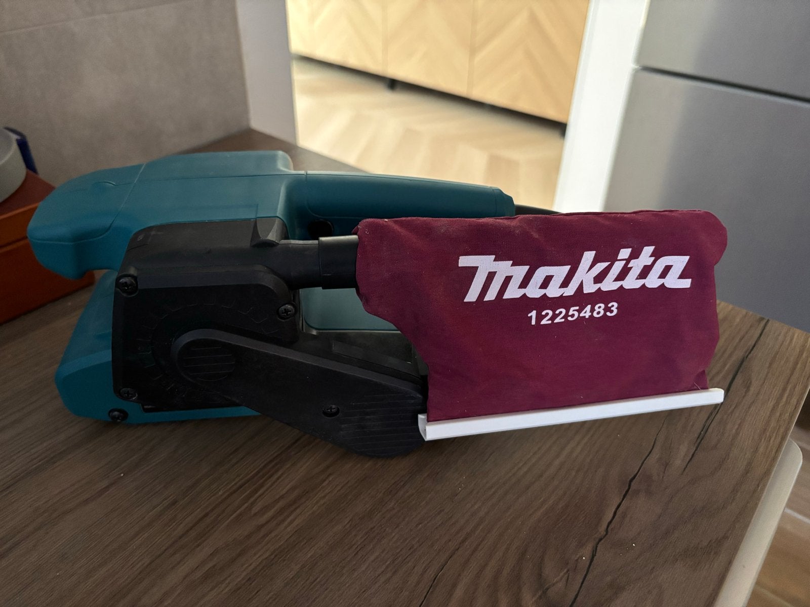 Makita Bandschuurmachine 9911 - 650W met stofzak, Ophalen, Zo goed als nieuw, 600 tot 1200 watt, Bandschuurmachine