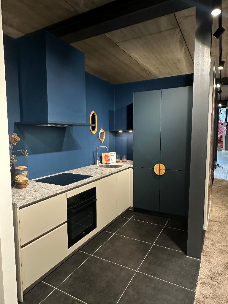 showroom keuken van €8.790,00 naar €5.735,60, Huis en Inrichting, Keuken | Complete keukens, Ophalen, Blauw, Hoekkeuken, Zo goed als nieuw