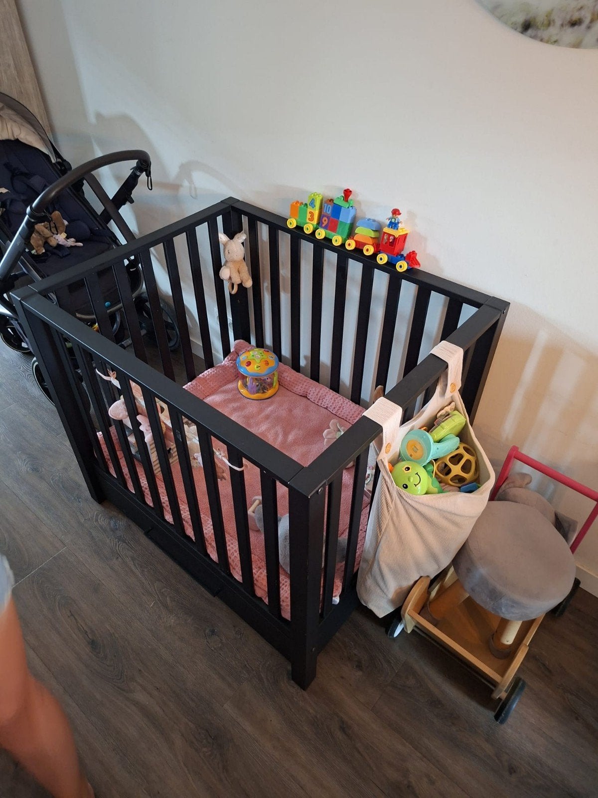 Mooie zwarte box met lade, nog in zeer nette staat., Kinderen en Baby's, Boxen, Ophalen, Zo goed als nieuw, Rechthoekig, Lade