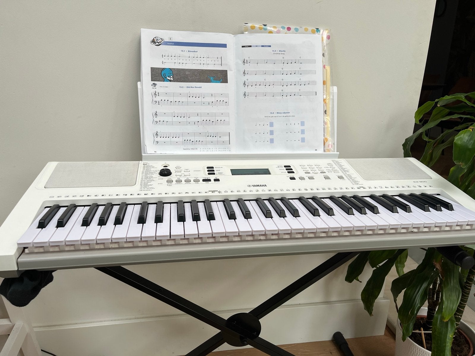 Yamaha EZ-300 Keyboard met houder, reistas en pedaal, Ophalen, 61 toetsen, Yamaha, Zo goed als nieuw