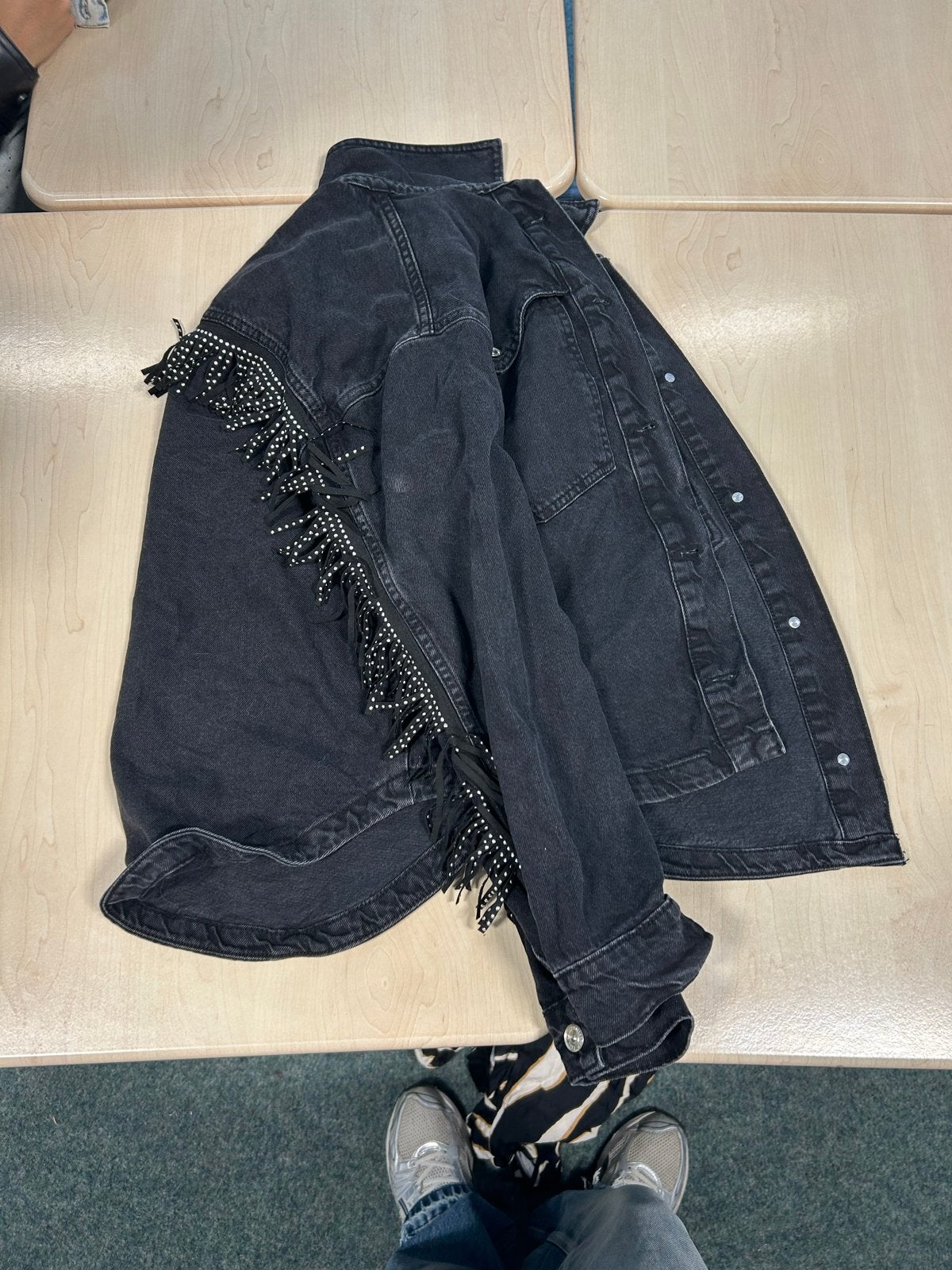 Zwarte spijkerjas met franjes en studs, Ophalen, Zo goed als nieuw, Maat 38/40 (M), Zwart