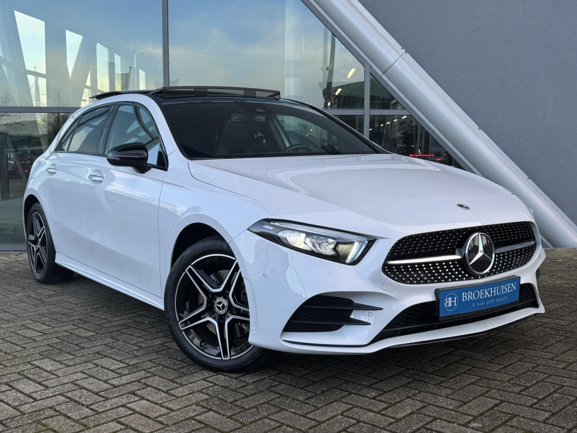 Mercedes-Benz A-klasse 250 e AMG Line Plug in Hybride 218pk, Auto's, Dealer onderhouden, Gebruikt, 4 cilinders, 15 kWh