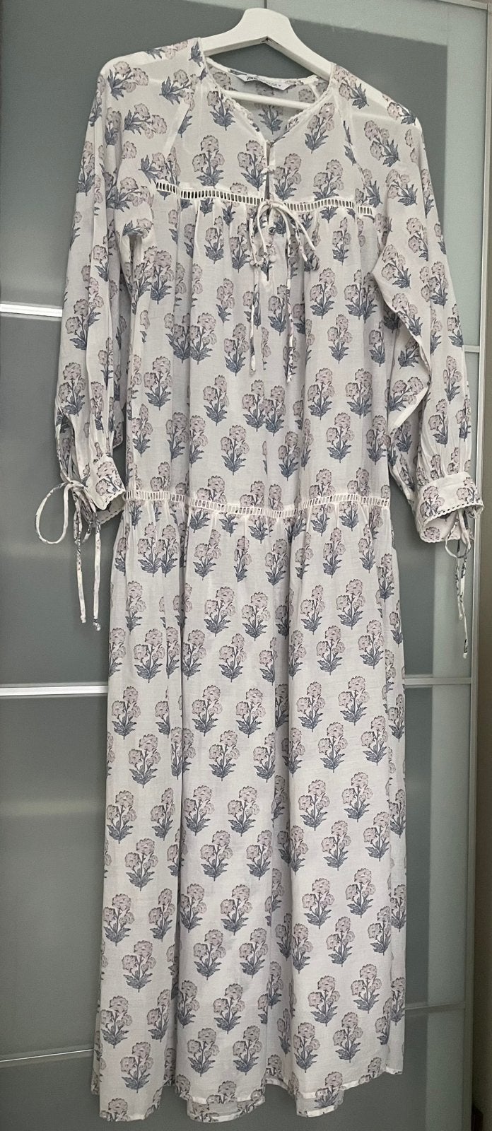 Zara Bloemenprint Jurk, Kleding | Dames, Maat 38/40 (M), Blauw, Zara, Ophalen of Verzenden