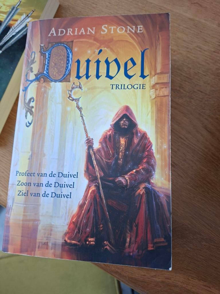 Duivel Trilogie - Adrian Stone (Fantasy Boek), Boeken, Fantasy, Gelezen, Ophalen of Verzenden
